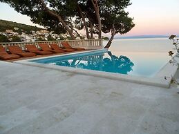 Sea Front - With Pool - H