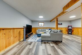 Lake & Pool Access: Poconos Retreat in Tobyhanna!