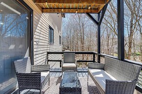 Lake & Pool Access: Poconos Retreat in Tobyhanna!