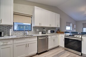 Ideally Located Palm Harbor Condo: Walk Downtown!