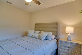 Ideally Located Palm Harbor Condo: Walk Downtown!