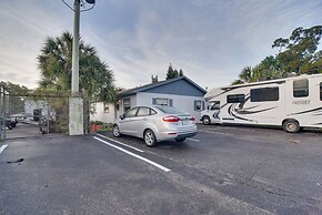 Ideally Located Palm Harbor Condo: Walk Downtown!