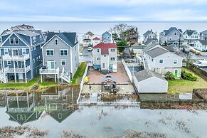 Bright Milford Beach House w/ Outdoor Shower