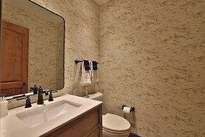 Mountain Village Marvel w/ Hot Tub & Home Gym!