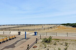 Wildwood Condo: Community Pool, Walk to Beach!