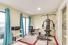 Houston Condo w/ Pool Access ~ 1 Mi to NRG Stadium