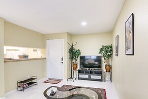 Houston Condo w/ Pool Access ~ 1 Mi to NRG Stadium