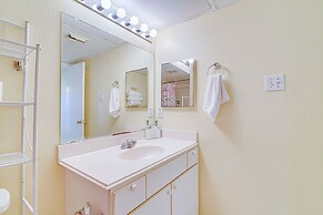 Houston Condo w/ Pool Access ~ 1 Mi to NRG Stadium