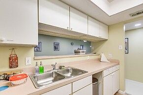 Houston Condo w/ Pool Access ~ 1 Mi to NRG Stadium