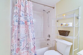 Houston Condo w/ Pool Access ~ 1 Mi to NRG Stadium