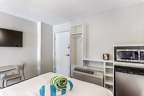 Cape Suites Room 2 - Free Parking! 2 Bedroom Hotel Room by RedAwning