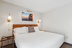 Cape Suites Room 4 - Free Parking! 2 Bedroom Hotel Room by RedAwning