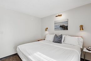 Cape Suites Room 5 -free Parking! 2 Bedroom Hotel Room by RedAwning