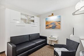 Cape Suites Room 5 -free Parking! 2 Bedroom Hotel Room by RedAwning