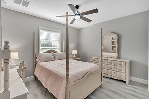 Serenity Haven: New Pool Home Near Englewood Beach 4 Bedroom Home by R