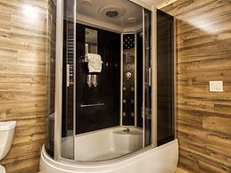 Hilltop Hideaway 3 Bedroom Cabin by RedAwning