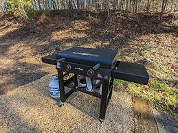 Hilltop Hideaway 3 Bedroom Cabin by RedAwning