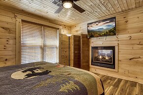 Hilltop Hideaway 3 Bedroom Cabin by RedAwning