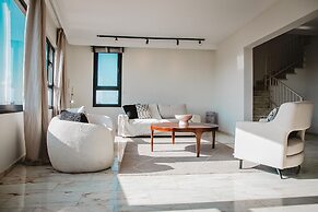 Phaedrus Living: City Center Sky Penthouse