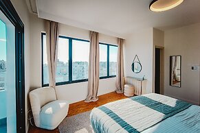 Phaedrus Living: City Center Sky Penthouse