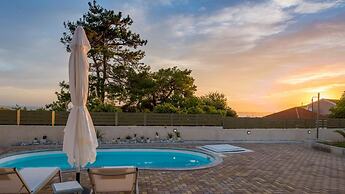Arktos Sunset Villa