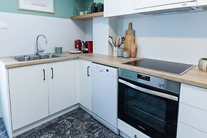 Pagrati Urban Oasis Getaway 2Bd Apt