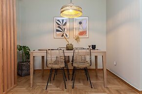 Pagrati Urban Oasis Getaway 2Bd Apt