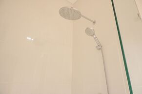 Comfort And Modern Look 2Br At 26Th Floor Samara Suites Apartment