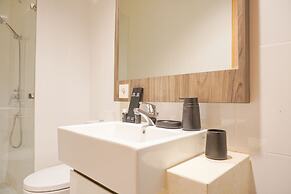 Comfort And Modern Look 2Br At 26Th Floor Samara Suites Apartment