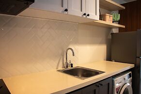 Well Appointed And Homey Studio At West Vista Apartment