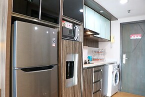 Homey And Cozy Living Studio At Tamansari The Hive Apartment