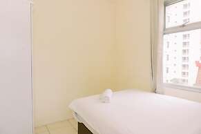 Modern Look And Homey 2Br At Great Western Resort Apartment