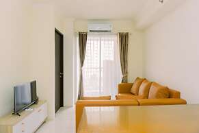 Modern Look And Homey 2Br At Great Western Resort Apartment