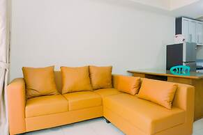 Modern Look And Homey 2Br At Great Western Resort Apartment