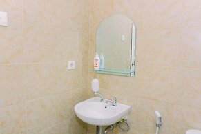 Modern Look And Homey 2Br At Great Western Resort Apartment