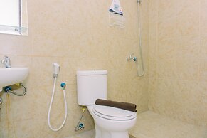 Modern Look And Homey 2Br At Great Western Resort Apartment