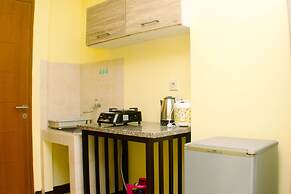 Warm And Homey Studio Room At Maple Park Sunter Apartment