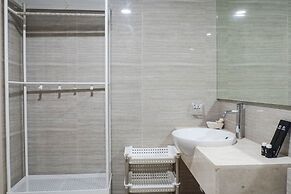 Vibrant Luxurious 1Br Apartment At La Riz Supermall Mansion