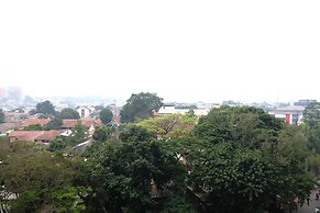 Modern Designed And Strategic Studio Room At Beverly Dago Apartment