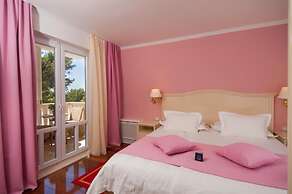 Beachfront Luxury Condos - R10-302