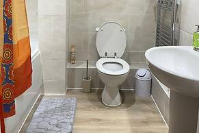 Apartment - Sleeps 4 - Parking - Wifi