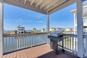 Galveston Home w/ Decks + Views, Walk to Beaches!