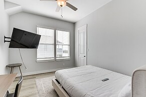 Galveston Home w/ Decks + Views, Walk to Beaches!