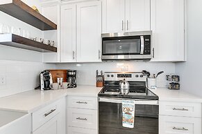 Galveston Home w/ Decks + Views, Walk to Beaches!