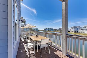 Galveston Home w/ Decks + Views, Walk to Beaches!