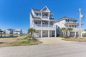 Galveston Home w/ Decks + Views, Walk to Beaches!