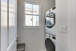 Galveston Home w/ Decks + Views, Walk to Beaches!