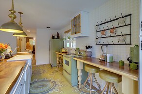 6 Mi to Lake Michigan: Coloma Farmhouse