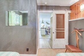 6 Mi to Lake Michigan: Coloma Farmhouse