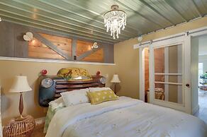 6 Mi to Lake Michigan: Coloma Farmhouse